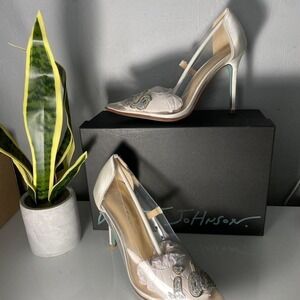 Betsey Johnson White and green embroidered pumps Size 8